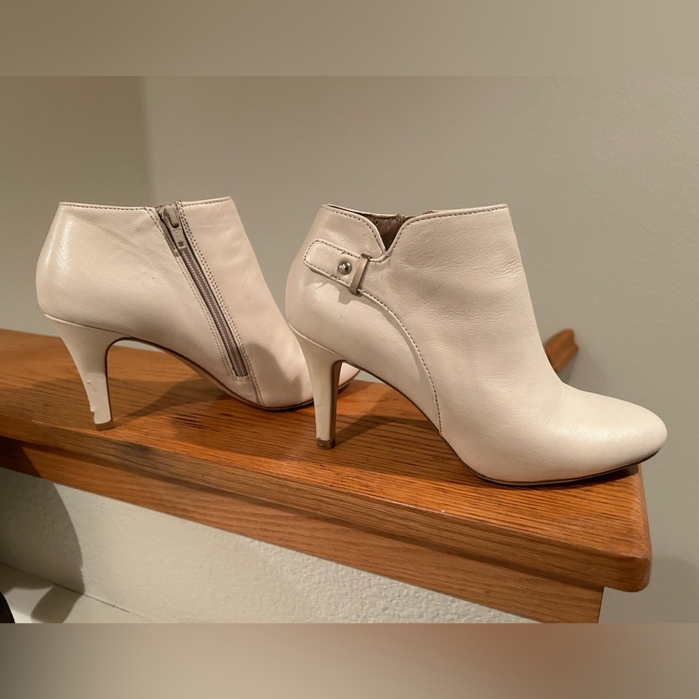 Alfani cream-colored booties (size 7.5)